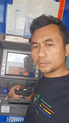 Rembang – Seorang warga menumpahkan kekesalannya, saat mengambil uang di mesin ATM BRI Jalan Dr. Wahidin Rembang, Selasa 17 Februari 2026, saat bersamaan dengan libur tahun baru Imlek. Warga bernama Sutrisno tersebut mengaku sedang pulang kampung di Desa Grawan, Kecamatan Sumber, Kabupaten Rembang. Saat akan kembali ke Jakarta, ia mengambil uang sebesar Rp 1 Juta di ATM BRI Jalan Dr. Wahidin sekira pukul 10.10 Wib. Saldonya sudah terpotong, tapi uangnya tidak keluar dari mesin ATM. Dalam video y