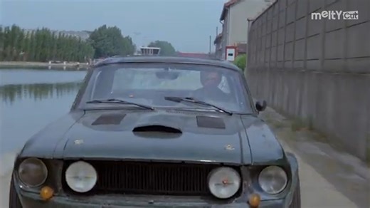 La scène de la course-poursuite dans Le Marginal (1983) avec Jean-Paul Belmondo a aussi sa petite histoire ! Gérard Deray, le réalisateur, voulait une séquence d’action spectaculaire dans les rues de Marseille, digne des polars américains. Belmondo, fidèle à sa réputation, a refusé toute doublure : il tenait absolument à conduire lui-même, quitte à prendre des risques. Pendant le tournage, plusieurs véhicules étaient lancés à pleine vitesse dans des ruelles étroites, avec des caméras fixées dire