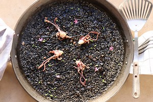 Arroz de maganos o calamares en su tinta, la receta del chef con tres estrellas Michelin Jesús Sánchez