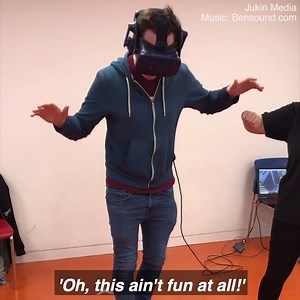 This guy walks on a VR plank and his reaction is priceless😂 | Daily Mail Video