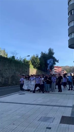 A sus 19 años, Ibai Aguirre debutó ayer en la primera del Real Sociedad. Tras la victoria de su equipo ante Levante, así lo recibieron sus amigos en la puerta de su casa ♥️📹 a1urrr