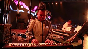 113K views · 3.9K reactions | Title - တေမၼ်ႈယူႇႁိုဝ် Lyrics - Zaai Seng Zawm Fah Vocal- Zaai Seng Zawm Fah ((SUMMER NIGHT MUSIC FESTIVEL)) | Summer Night Music Festival | Facebook