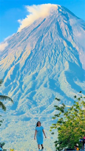 Ang ganda mo, MAYON! 🥹 Kung ganito ang view mo araw-araw... mapapa-'Thank you, Lord' ka na lang talaga sa ganda ng kanyang mga nilikha. Nakapunta ka na rin ba sa Bicol? Courtesy: @abbiehco | GMA Public Affairs