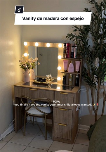Vanity de madera con un estilo moderno-vintage que se sale del clásico diseño blanco. Tiene gavetas y repisas para mantenerlo todo organizado, además de espejo con tres tonalidades de luz y conexiones para tus herramientas de calor. ✨💄 @Amerlife US #vanity #vanitymirror #vanitymakeup #makeup #beuty