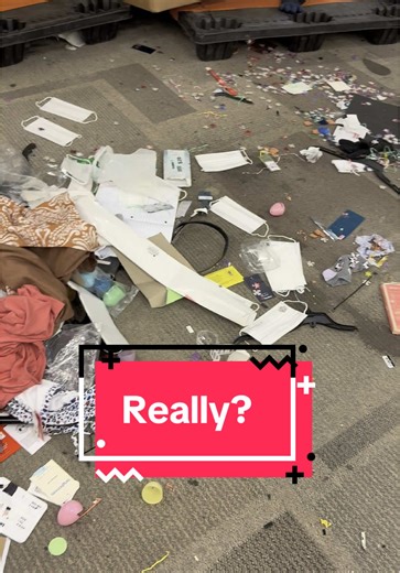 Liquidation Store's Last Day: An Unforgettable Scene