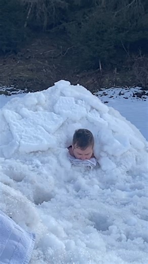 Longest time spent in direct full body contact with snow 🧊🥶 2 hr 7 sec by Elias Meyer 🇨🇭 | Guinness World Records