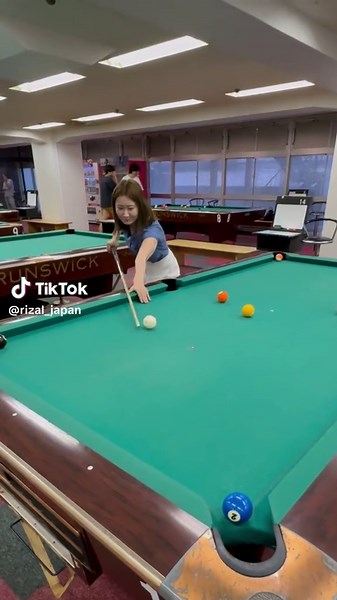 Teaching a Japanese Person How to Play Billiards 🤣🤣🤣 Where's the Ball, Where's the Shot 🤣