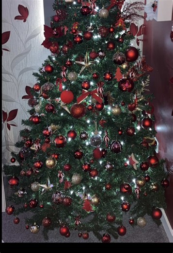 That’s the 1st Christmas tree finished!!!🎄😍❤️#christmastreedecor #christmas #christmastime #tree #christmasdecorating