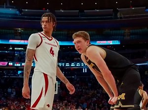 密歇根大三中锋Danny Wolf对阵阿肯色单场14分9篮板9助攻