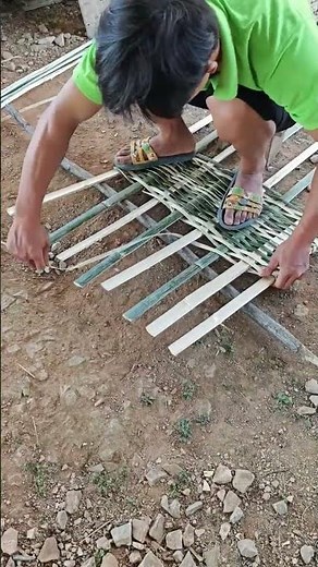 The hand weaving method of bamboo fences