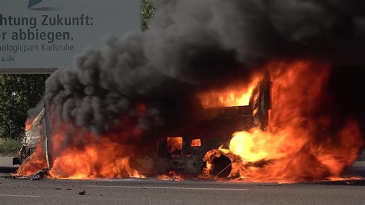 Mutter (47) in kritischem Zustand: Camping-Mobil geht in Flammen auf! Junge (12) und zwei Hunde sterben
