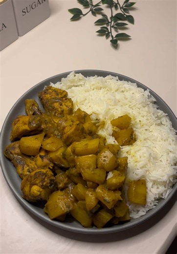 دجاج وبطاطس بالكاري 😋 @بهارات العويصي حمست بصل بزبدة وزيت لين ذبل بعدين ضفت الدجاج يتشوح مع البصل واضفت كركم وبهارات مشكله وكاري وماجي وبطاطس مكعبات ومويه تتسبك واخر شي كزبرة خضرا وبالعافيه 💗 #طبخ #اكسبلور #cooking