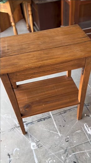 Give your old writing table a stylish makeover by transforming it into a chic, whitewashed piece. With a fresh coat of paint and a touch of creativity, you can turn a dated surface into a mo | Refinishwithjade | Facebook
