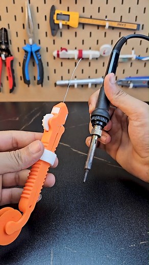 طريقة لحام IC SMD بإستخدام الكاوية . . . #cdsmart #cdsmart_eg #الكترونيات #اساسيات_الالكتونيات #تعلم | CD Smart