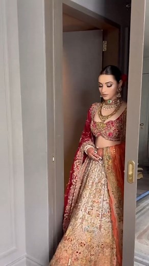 32 reactions | Bride flaunting her way out in her traditional antique jewellery  Credits : @label_lush Looking for reputed makeup artists for your big day? Sign up here for free makeup consultation and trials - https://makeup.olready.in/consult-makeup-pro Call 8699889901 to register as a makeup artist #reeltoreel #reelsitfeelsit #reelvideo #reelit #reelinstagram ❤ #reelitin #olready #olreadydotin #yoursmartbeautyclub | Olready | Facebook