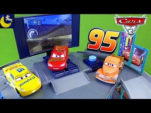 Rust-Eze Racing Center Disney Cars 3 Toys Race Cars Florida Pit Stop Speedway Lightning McQueen Toys