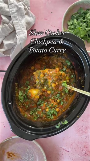 🍛 SLOW COOKER CHICKPEA & POTATO CURRY INGREDIENTS (Serves 4) • 1 x 400g can chickpeas, drained • 500g baby potatoes, halved • 1 large onion, finely chopped • 4 cloves garlic, crushed • 2 tsp ginger paste • 1 x 400g can chopped tomatoes • 1 tbsp tomato purée • 200ml full-fat coconut milk • 1 tbsp mango chutney • 200g frozen chopped spinach • Fresh coriander, to serve SPICE MIX • 1 tsp salt • 1 tsp turmeric • 1 tsp chilli powder • 2 tsp garam masala METHOD Add everything to the slow cooker except