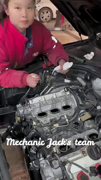 Audi A8 determine where oil is leaking #mechanic #mechanicjack #oilleak | Mechanic Jack's team