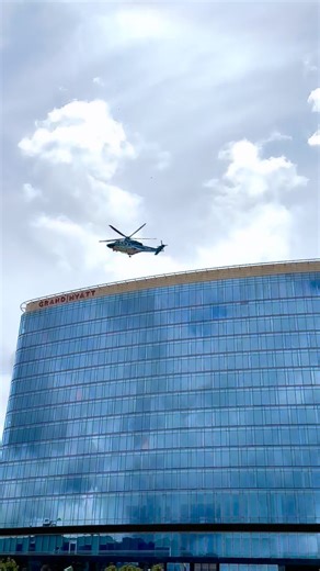 AeroErmo - Revista Aeronáutica on Instagram: "Hoy en Bogotá después de muchos años se vuelve a ver un vuelo privado en helicóptero sobre la ciudad y utilizando un helipuerto de un hotel @grandhyattbogota , esto fue gracias a los servicios que presta a sus clientes la empresa @helistar_aviacion en esta ocasión con un personaje reconocido mundialmente el señor @tonyrobbins quien estuvo en Colombia en el marco del @wakeupconferences Felicidades a @helistar_aviacion por este gran logro y servicio, d