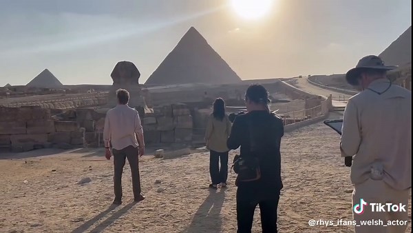 Rhys Ifans and Phoebe Dynevor filming a scene from the film 'Inheritance' directed by Neil Burger, which opens today in US theaters. 🎬🎥📺👀😎😍👏❤️ 🕵‍♀️🕵‍♂️ 🎥 Video Credit: Neil Burger on Instagram. ✅️ 'Inheritance' opens today in US theaters. 👀🍿😎😉👍👏 Inheritance (2025) 1h 41m. Directed by: Neil Burger (The Illusionist, Divergent). Written by: Neil Burger and Olen Steinhauer. Starring: ▪︎Rhys Ifans (Sam). ▪︎Phoebe Dynevor (Maya). ▪︎Ciara Baxendale (Emily). ▪︎Kersti Bryan (Jess). ▪︎Majd