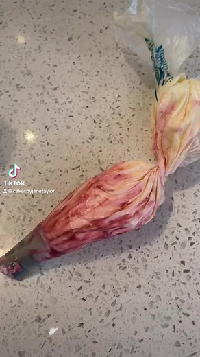 666K views · 8.4K reactions | Let’s talk about Two Toning! So many of you have asked me about how I Two Tone this week, so I thought I would show you. You can also have a look on my YouTube channel for more ways too. But I stick to this way now. Do you pipe all your flower centres first?! Or just me  Jane x ...lots of courses on my website! Have a look  勺 | Jane Taylor - Taylor Made Cake Courses | Facebook