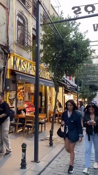 There is a street in Istanbul that always surprises me. It is called Galipdede Caddesi, it is a narrow and steep street that starts from Tünel, the small square where the historic red tram ends, and ends in front of the Galata Tower. Here you can find numerous musical instrument shops (some say among the best in the world). Sounds, many voices and the usual wonderful scents of street food and hookah. Special experience! | Visit Istanbul