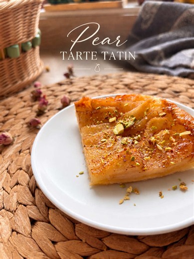An easy pear dessert you’ll want to make again🍐 Save the recipe👇 Ingredients: • 3-4 pears • 50g butter • 80-100g brown or regular sugar • cinnamon • vanilla • 1 sheet of puff pastry Peel the pears, cut them in half and remove the cores. Slice them thinly and evenly. Butter the baking dish generously, then sprinkle with brown sugar (regular sugar works too), cinnamon and vanilla. Arrange the pear slices on top and bake at 180°C for 10 minutes. Remove from the oven, cover with puff pastry and ba