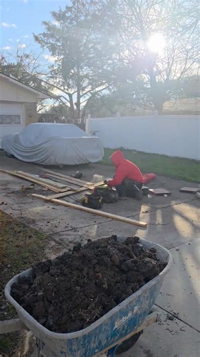 Shadow box fence going up in Grand Prairie, Texas. | Jorge Jalapeño