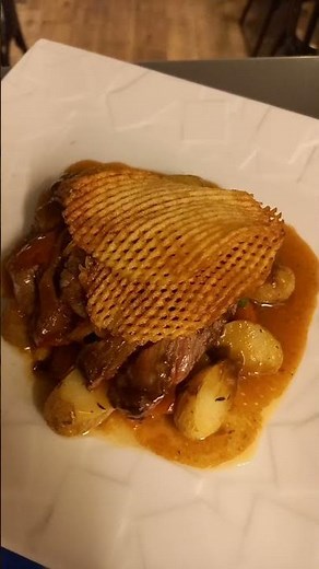 cuisine française - Bavette d'aloyau grillée, Sauce aux champignons,pommes grenailles et légumes.