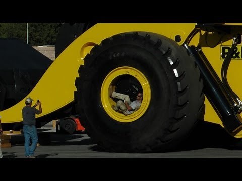 Biggest wheel loader in the world 70 yard super high lift LeTourneau L2350