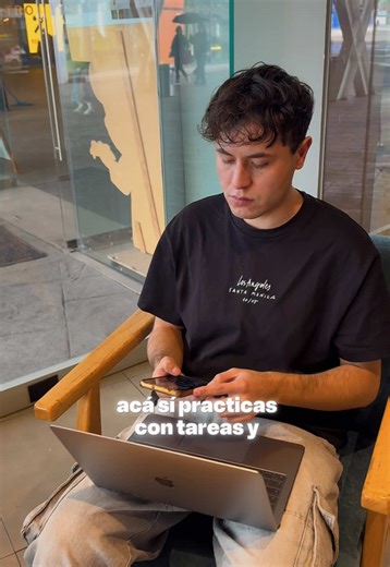 ¿Otro curso online que promete el mundo y no entrega nada? 😤 La diferencia entre un curso random y Progresivo Academy: ❌ Cursos normales: solo videos, cero práctica ✅ Progresivo: briefs reales, herramientas reales, mentores activos ❌ Cursos normales: te trabás y no hay nadie ✅ Progresivo: comunidad en WhatsApp soporte constante ❌ Cursos normales: certificado sin valor ✅ Progresivo: portfolio para aplicar a trabajos trainee/junior Si estás en Peru y querés entrar a digital DE VERDAD, seguinos. A