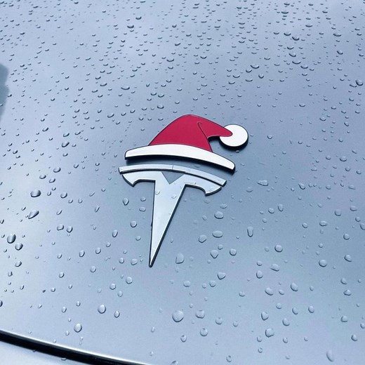 Give your Tesla a fun 3D holiday touch. 🎄This Santa Hat overlay is crafted with quality details that add depth and festive charm to your emblem. Just snap it on, and your Tesla instantly becomes brighter and more cheerful for the season. | Cenovanta