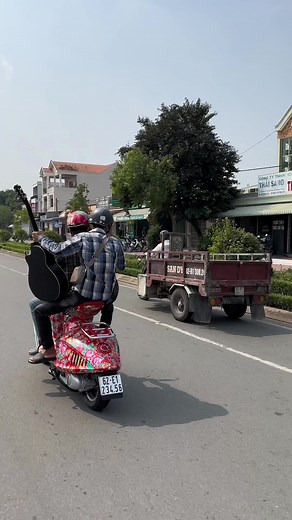 E guột Thanh Tatoo chở Móm đi dán cây đàn đu trend , cả nhà nhớ theo dõi clip Móm hát cùng cây đàn hoa trải bàn nha #tonymom | Tony Móm