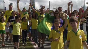 Grupo de crianças conhece pela primeira vez uma arena de Copa do Mundo