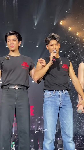 "Hãy đi gặp người mà bạn muốn gặp.. Nhân lúc họ vẫn còn ở đó. Nhân lúc...