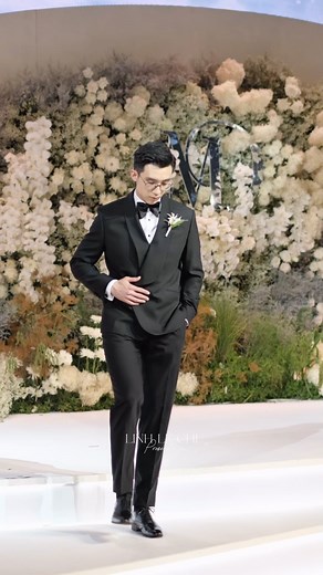 Đến với KimxKIM, chú rể Minh Đạt đã lựa chọn cho mình một bộ suit đen tinh tế với thiết kế hiện đại. | Kim x KIM