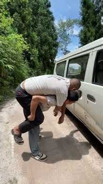 The unfortunate man fell off a cliff and was rescued by passersby！#rescue