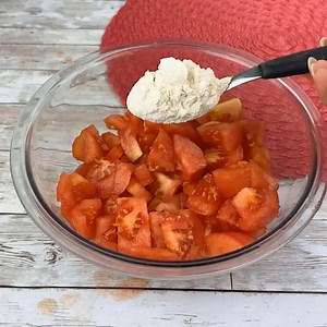 La farine est versée dans les tomates, c'est vraiment incroyable et beaucoup ne... | La cuisine de Mony