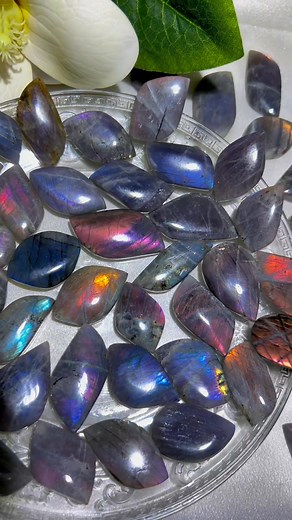Labradorite symbolizes hope, magic, inner potential and transformation. Its luster reminds people that even in the darkest base (representing predicaments or the ordinary), there lies the possibility of brilliant and colorful beauty. #crystalwholesale #crystal | Magic Crystal Wholesale