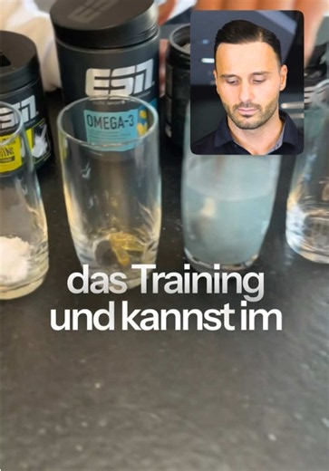 Welche Supplements sind wirklich sinnvoll – und welche kannst du dir sparen? 💊💪 Nahrungsergänzungsmittel können dabei helfen, bestimmte Nährstofflücken zu schließen, wenn diese über die normale Ernährung nicht ausreichend gedeckt werden 🥗⚖️ Allerdings gibt es rund um Supplements viele Mythen, widersprüchliche Empfehlungen und unnötige Produkte 👀💸 In diesem Video reagiere ich als langjähriger Personal Trainer auf verschiedene Supplement-Empfehlungen und erkläre euch, was wirklich sinnvoll is