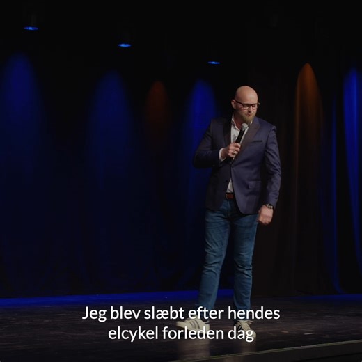 4.7K views · 11K reactions | Oplev den muligvis allerlængste  stand-upper i landet - aalborgensiske Nicolaj Lange i sit 10 års jubilæumsshow. ✨  헛헮헹혃혃헲헷혀 er et tempofyldt, satirisk og ærligt show, hvor der bliver kradset i glansbilledet af et helt almindeligt ualmindeligt hverdagsliv. En times højhastighedsrejse fyldt med godbidder til både hjernen og lattermusklerne. 朗 Find billetter lige her → | Nicolaj Lange | Facebook