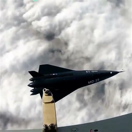 “Stealth Jet Roars Above the Clouds – A Breathtaking Sky Moment”
