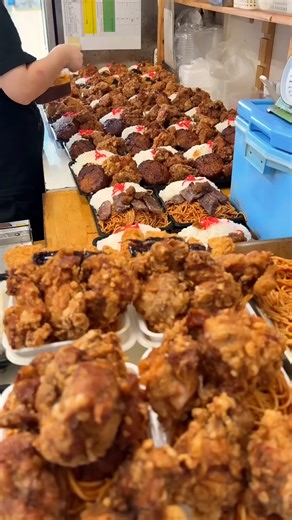 FOOD on Instagram: "出来立て即半額！？常識外れの神奈川最強コスパ弁当が凄すぎた！"