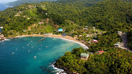 Μικρή παραθαλάσσια πόλη ανάμεσα σε δάσος και θάλασσα