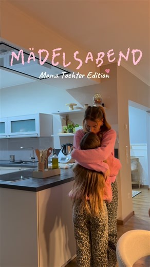 🌸 Kati 🌸 on Instagram: "Mädelsabend mit meinem kleinen Mini me, lieben wir sehr 🩷🎀🌸✨ Als ich damals mit frischen 21 Jahren Mama geworden bin, habe ich genau von solchen Momenten geträumt 💭 🥰 Ich finde, man kann aber auch ganz tolle Abende mit Jungs verbringen✨🫶🏻 #girlmom #girlpower #girlsmom #mädelsabend"