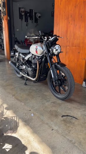 Wsw custom Bike on Instagram: "ผลงาน CUSTOM สำนัก WSW CUSTOM BIKEบ้านโป่ง ราชบุรี 086-0542992 โย #wswcustombike #triumph #triumphbobber1200 #triumphscrambleronly #triumphbonneville #triumphcustoms #triumphspeedmaster #triumphscrambler #triumphbobber #triumpbobbercustom ##triumphthruxton #triumphnewt100 #triumpht120 #trumphthailand #royalenfield #royalstyle #royal500enfield #royal350classic #royal650twins #royalthailand #royalenfieldhimalayan #royalenfieldclassic350"