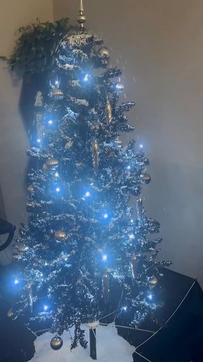 Ok this is the tree with snow coming out the top but need to put more color 🥺 | Leslie Carter