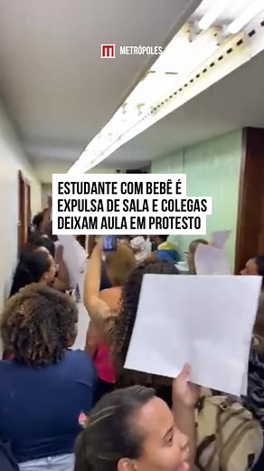 Uma mãe e estudante do terceiro período de pedagogia na Universidade Estadual de Minas Gerais (UEMG) foi impedida de assistir a uma #aula porque precisou levar a filha de seis meses para a #faculdade. Laura Santos, de 20 anos, foi expulsa da sala de aula na última quinta-feira (20/10) porque, segundo a #professora, “pessoas não matriculadas não podem ficar em sala de aula”. #tiktoknotícias