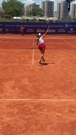 Simplesmente NANÁ SILVA com uma raquete na mão.