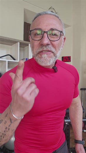 Maglietta sportiva a maniche corte con mezzo collo, elastica e traspirante: perfetta per allenamenti in palestra, corsa o attività fitness. Tessuto leggero e confortevole che segue i movimenti del corpo e aiuta a restare freschi anche durante gli allenamenti più intensi. ✔ Tessuto elastico e traspirante ✔ Ideale per palestra e sport ✔ Comfort e libertà di movimento Disponibile ora nel mio TikTok Shop a soli 6€. #fitness #allenamento #abbigliamentosportivo #palestra #tiktokshop
